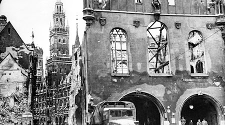 Kurz vor der Kapitulation der Deutschen besetzten US-Truppen die Stadt München, hier das zerstörte Rathaus. In Augsburg wird nun vom Bayerischen Landtag an das Ende des Zweiten Weltkrieges vor 80 Jahren erinnert. (Archivbild) / Foto: dpa