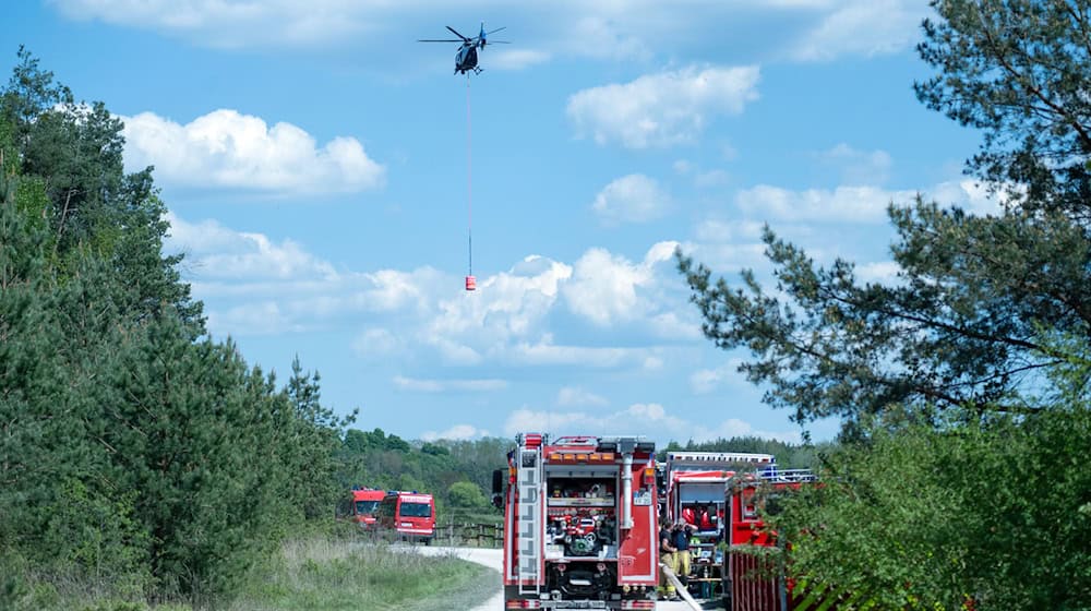 Neun Feuerwehrleute und zwölf Kräfte vom Technischen Hilfswerk sind noch mit den Nachlöscharbeiten beschäftigt. / Foto: Pia Bayer/dpa