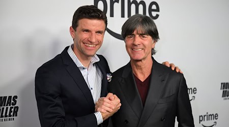 Thomas Müller und Joachim Löw / Foto: Felix Hörhager/dpa
