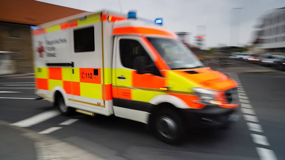Mit mittelschweren Verletzungen wurde der Maler in ein Krankenhaus gebracht. (Symbolbild) / Foto: Nicolas Armer/dpa