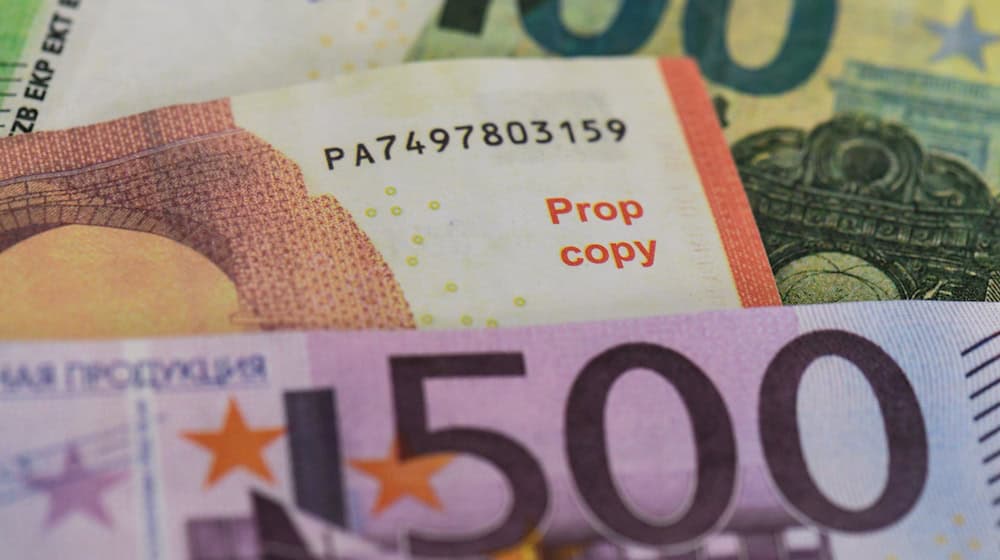 Rund 11.000 Euro Falschgeld stellte die Polizei bei einer Buskontrolle im Landkreis Passau sicher. (Symbolbild) / Foto: Boris Roessler/dpa