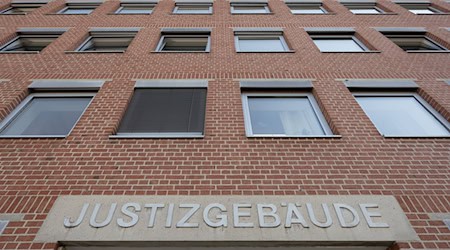 Vor dem Landgericht Landshut wird einer 44 Jahre alten Frau der Prozess gemacht. Sie soll ihren Lebenspartner aus Habgier ermordet haben. (Archivbild) / Foto: Armin Weigel/dpa