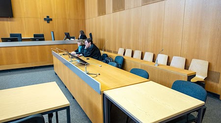 Am Dienstag hätte der Mordprozess gegen eine Frau aus Freising beginnen sollen. Die Angeklagte erschien jedoch nicht, es musste zunächst geklärt werden, ob sie transportfähig ist. Letztlich wurde die Verhandlung abgesagt, auch die Verteidiger Julia Weinmann (l) und Philip Müller warteten vergeblich. / Foto: Armin Weigel/dpa