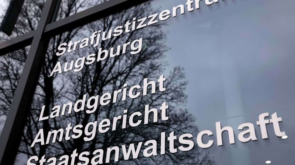 Weil er einen Priester mit Nacktfotos des Geistlichen erpresst haben soll, muss sich ein 50-Jähriger vor dem Amtsgericht in Augsburg verantworten. (Archivfoto) / Foto: Karl-Josef Hildenbrand/dpa