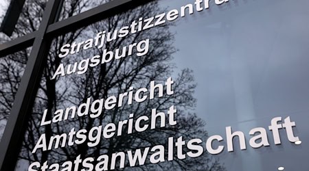 Weil er einen Priester mit Nacktfotos des Geistlichen erpresst haben soll, muss sich ein 50-Jähriger vor dem Amtsgericht in Augsburg verantworten. (Archivfoto) / Foto: Karl-Josef Hildenbrand/dpa
