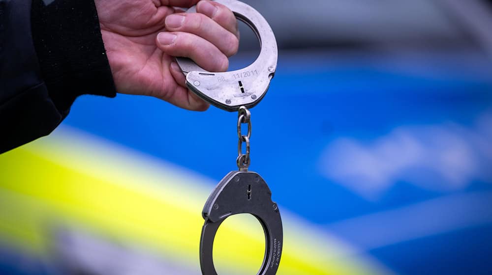 Der 44 Jahre alte Verdächtige wurde festgenommen und kam in U-Haft. (Symbolbild) / Foto: Soeren Stache/dpa