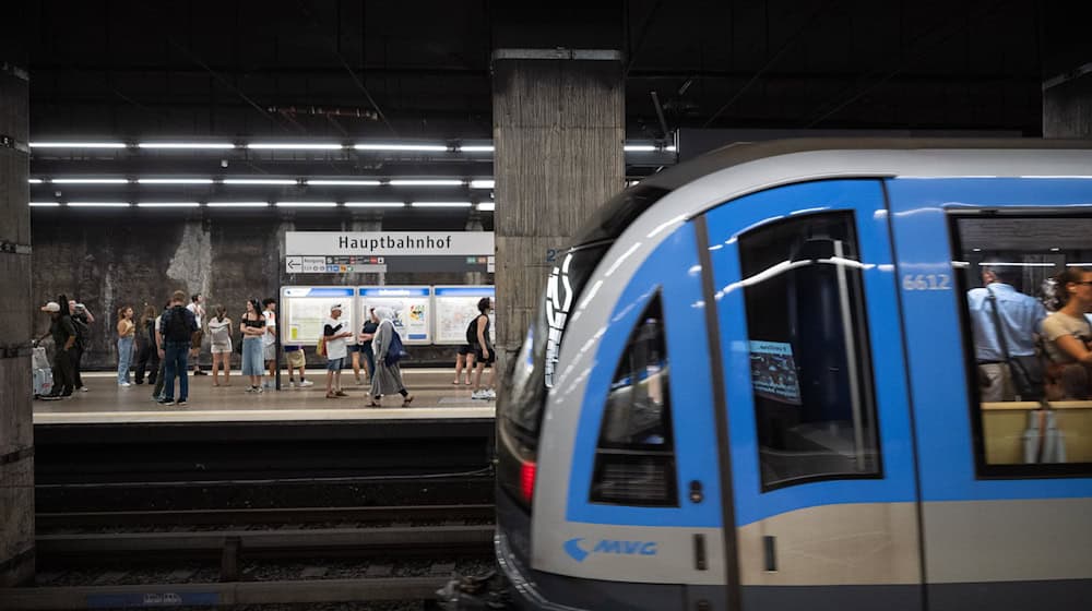 Wegen des Champions-League-Finales in der Allianz-Arena werden am Samstag, 31. Mai, mehr U-Bahnen von der Münchner Innenstadt nach Fröttmaning fahren. (Archivbild) / Foto: Lukas Barth/dpa