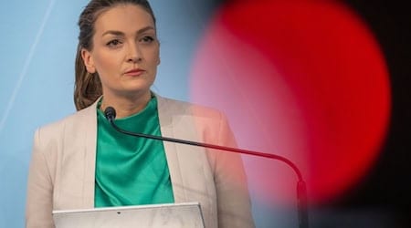 Bayerns Gesundheitsministerin Judith Gerlach (CSU) verlangt von den Unternehmen, sich gezielt um die Mitarbeiterinnen mit Wechseljahr-Beschwerden zu kümmern. (Archivfoto) / Foto: Peter Kneffel/dpa