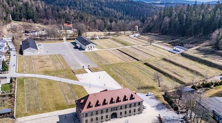 Gedenkstätten wie Flossenbürg erinnern an das Grauen des Nationalsozialismus. Eine App will nun den Weg zu unbekannteren NS-Erinnerungsorten weisen. (Archivfoto)    / Foto: Armin Weigel/dpa