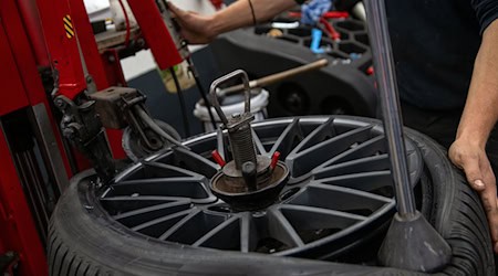 In mehreren Städten in Bayern sollen die Mitarbeiter von Autowerkstätten und Autohäusern in den Ausstand treten, um Druck bei den aktuellen Tarifgesprächen aufzubauen. (Archivfoto) / Foto: Pia Bayer/dpa