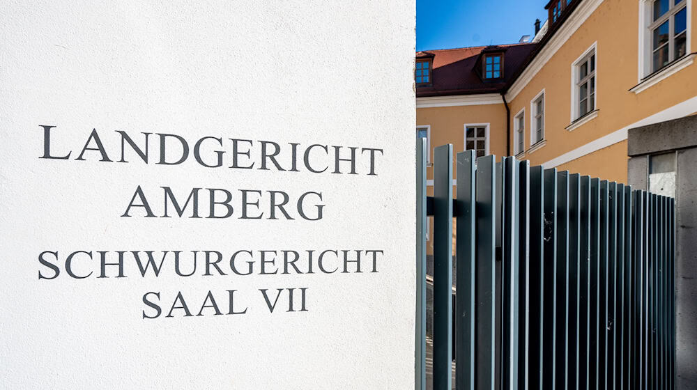 Vor dem Landgericht Amberg hätte der Mordprozess gegen einen 56 Jahre alten Mann beginnen sollen. (Archivbild) / Foto: Armin Weigel/dpa