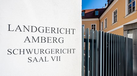 Vor dem Landgericht Amberg hätte der Mordprozess gegen einen 56 Jahre alten Mann beginnen sollen. (Archivbild) / Foto: Armin Weigel/dpa