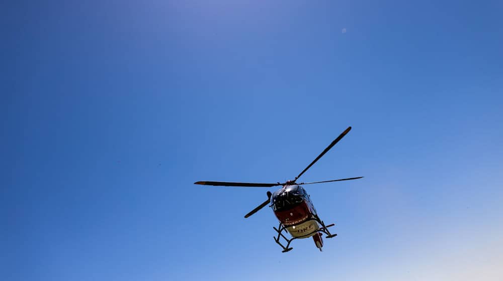 Nach der Kollsion mit dem Tier wurde der 64-Jährige mit dem Hubschrauber in eine Klinik gebracht. (Symbolbild) / Foto: Philipp von Ditfurth/dpa