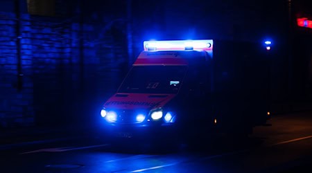 Der Rettungsdienst brachte den schwer verletzten Motorradfahrer ins Krankenhaus. (Symbolbild) / Foto: Nicolas Armer/dpa