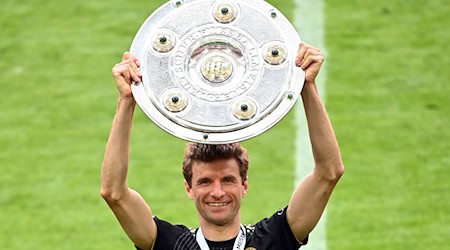 Noch einmal Jubel mit der Schale: Thomas Müller. / Foto: Sven Hoppe/dpa-Pool/dpa