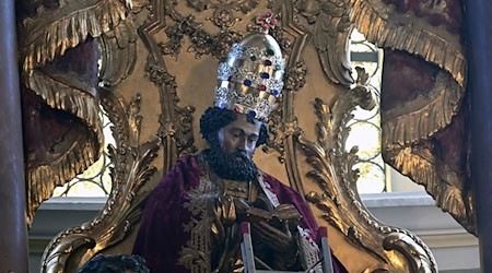 Der Petrusfigur in der Münchner Stadtpfarrkirche wurde die Papstkrone wieder aufgesetzt, nachdem die Kardinäle im Vatikan einen neuen Papst gewählt haben. / Foto: Felix Hörhager/dpa