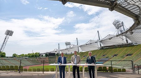 Münchens Oberbürgermeister Dieter Reiter (SPD), Ministerpräsident Markus Söder und Bayerns Innenminister Joachim Herrmann (beide CSU) stellten im Olympiastadion die Bewerbung vor. / Foto: Peter Kneffel/dpa