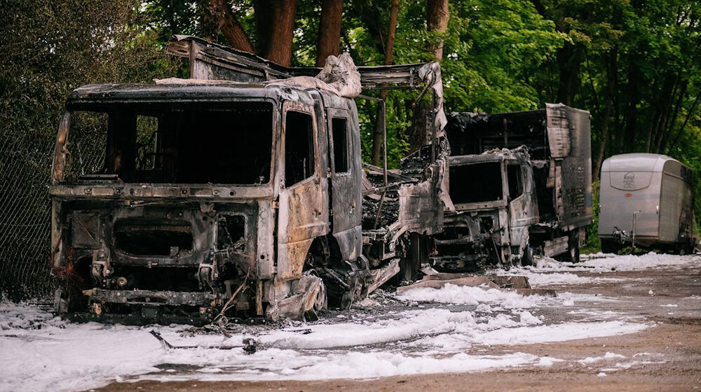 Nach Angaben der Polizei wurden sechs Fahrzeuge beschädigt, vier davon erlitten durch das Feuer einen Totalschaden. / Foto: Sebastian Pieknik/NEWS5/dpa