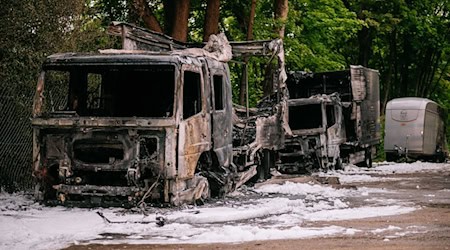 Nach Angaben der Polizei wurden sechs Fahrzeuge beschädigt, vier davon erlitten durch das Feuer einen Totalschaden. / Foto: Sebastian Pieknik/NEWS5/dpa