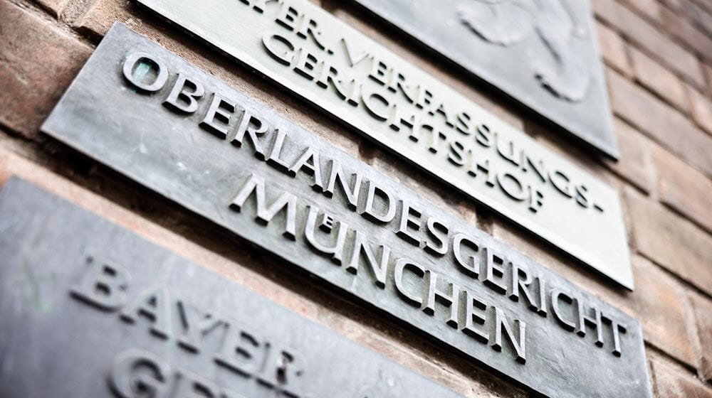 Nach einem Untersuchungshaftbefehl des Oberlandesgerichts München ist eine Frau wegen des Verdachts der Mitgliedschaft in der Terrororganisation IS festgenommen worden. (Archivbild) / Foto: Matthias Balk/dpa