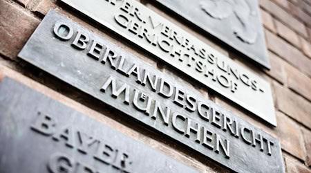 Nach einem Untersuchungshaftbefehl des Oberlandesgerichts München ist eine Frau wegen des Verdachts der Mitgliedschaft in der Terrororganisation IS festgenommen worden. (Archivbild) / Foto: Matthias Balk/dpa