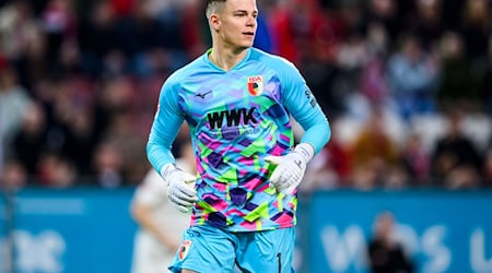 Der Vertrag von Torwart Finn Dahmen beim FCA Augsburg hat sich nach 50 Pflichtspielen automatisch bis 2027 verlängert.  / Foto: Tom Weller/dpa