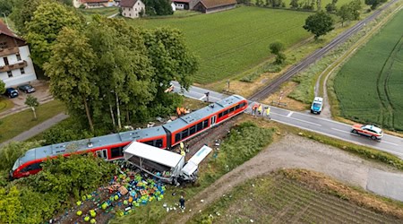 Nach dem Unfall bleibt die Strecke zunächst gesperrt. / Foto: Lars Haubner/NEWS5/dpa