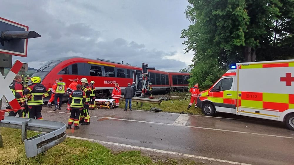 Nach dem Zusammenstoß zwischen einer Regionalbahn und einem Lastwagen hat die Bergung des Zuges begonnen.  / Foto: Helmuth Riedl/Zema Medien/dpa