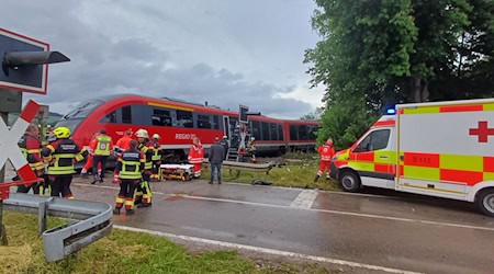 Nach dem Zusammenstoß zwischen einer Regionalbahn und einem Lastwagen hat die Bergung des Zuges begonnen.  / Foto: Helmuth Riedl/Zema Medien/dpa
