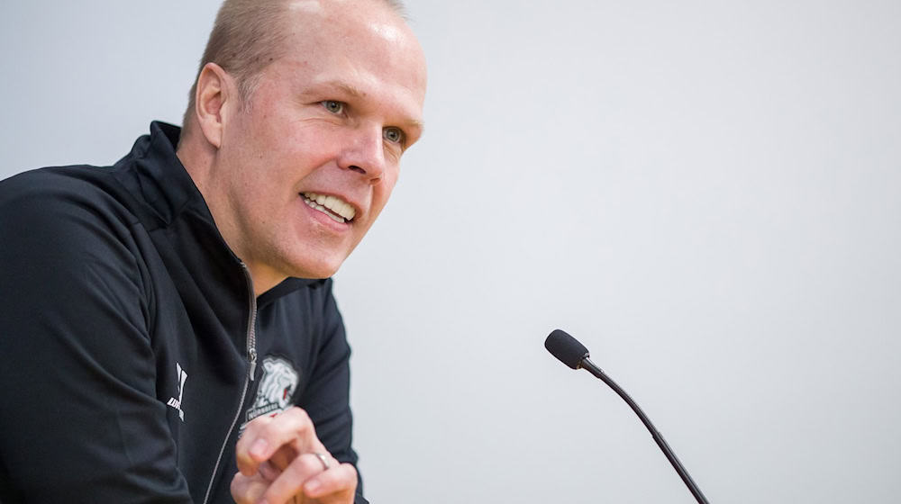 Freut sich über einen neuen Stürmer: Sportdirektor Stefan Ustorf. / Foto: Daniel Karmann/dpa