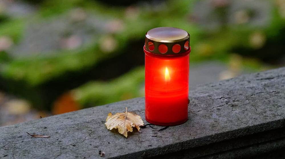 Die Beschäftigten der Nürnberger Friedhofsverwaltung sollen Grablichter mit offener Flamme unverzüglich und ausnahmslos entfernen. (Symbolbild) / Foto: Henning Kaiser/dpa