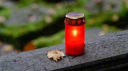Die Beschäftigten der Nürnberger Friedhofsverwaltung sollen Grablichter mit offener Flamme unverzüglich und ausnahmslos entfernen. (Symbolbild) / Foto: Henning Kaiser/dpa