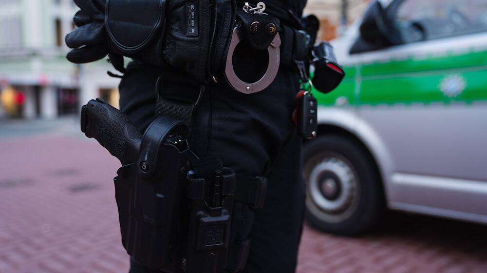 Beim länderübergreifenden Sicherheitstag will die oberfränkische Polizei verstärkt in der Öffentlichkeit Präsenz zeigen, Kontrollen durchführen und mit den Bürgern ins Gespräch kommen. (Symbolbild) / Foto: Nicolas Armer/dpa