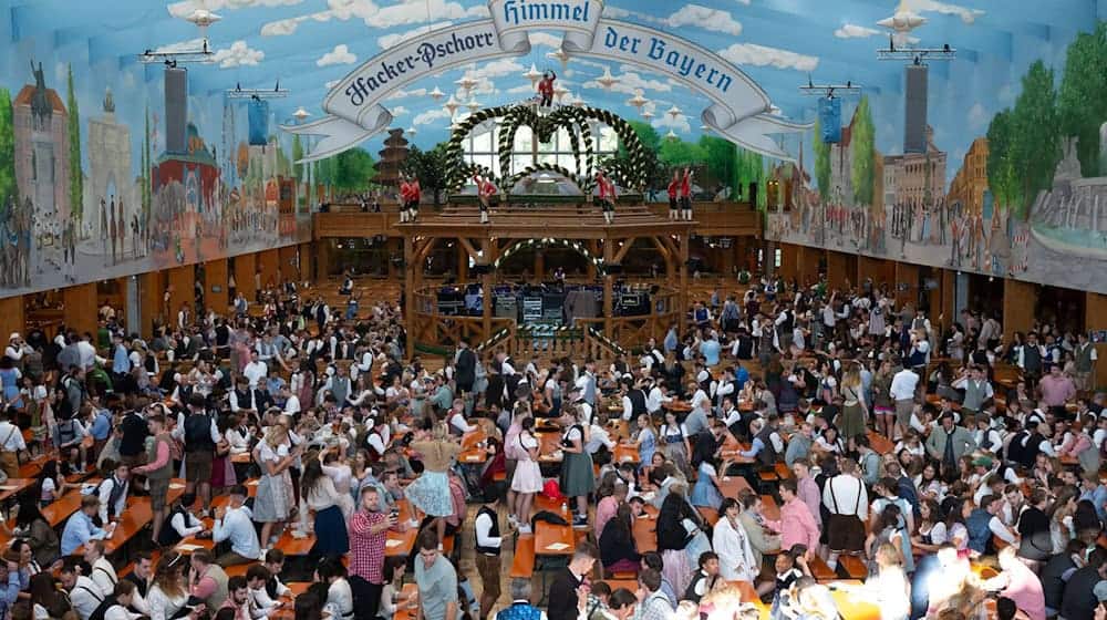 Plätze im Bierzelt sind begehrt - jetzt bekommen Münchner mehr Chancen. (Archivbild) / Foto: Sven Hoppe/dpa