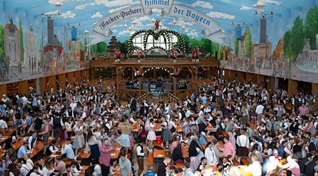 Plätze im Bierzelt sind begehrt - jetzt bekommen Münchner mehr Chancen. (Archivbild) / Foto: Sven Hoppe/dpa
