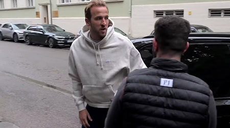 Bei der Ankunft im Nobelrestaurant war Harry Kanes Pullover noch trocken.  / Foto: Felix Hörhager/dpa