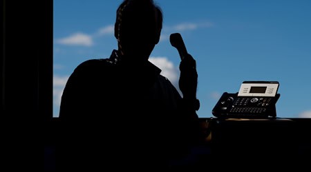 Betrug mit Schockanrufen verursacht Millionenschäden. (Symbolbild) / Foto: Julian Stratenschulte/dpa