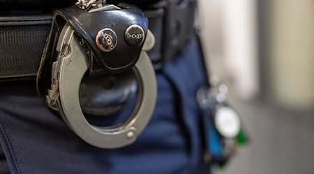 Bei der zweiten Schlägerei in Mindelheim nahm die Polizei vier Beteiligte in Gewahrsam. (Symbolbild) / Foto: Peter Kneffel/dpa