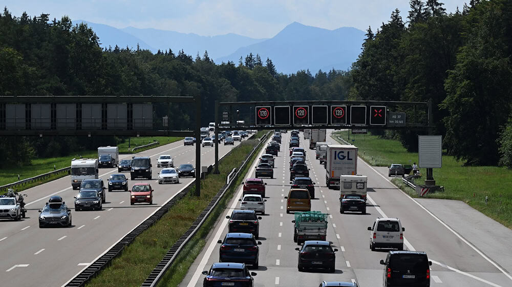 Auch auf den bayerischen Autobahnen werden Reisende viel Geduld brauchen. (Symbolbild) / Foto: Felix Hörhager/dpa