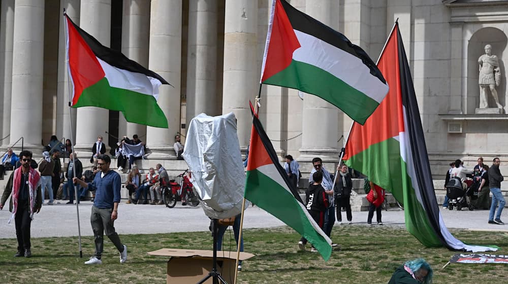 Propalästinensische Demonstranten auf dem Königsplatz in München. / Foto: Felix Hörhager/dpa