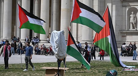 Propalästinensische Demonstranten auf dem Königsplatz in München. / Foto: Felix Hörhager/dpa