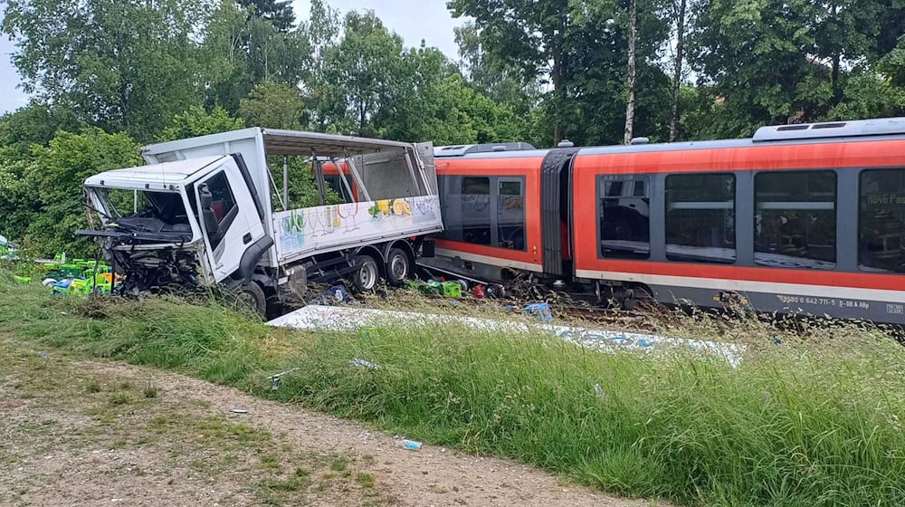Die Bahnstrecke wurde gesperrt. Der Zug soll am Freitag geborgen werden. / Foto: Helmuth Riedl/Zema Medien/dpa