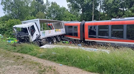 Die Bahnstrecke wurde gesperrt. Der Zug soll am Freitag geborgen werden. / Foto: Helmuth Riedl/Zema Medien/dpa