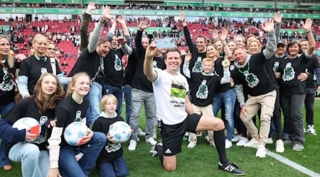 Felix Brych (m) erlebte einen emotionalen Abschied aus der Fußball-Bundesliga. / Foto: Daniel Löb/dpa
