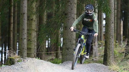Mountainbiken findet immer mehr Anhänger - auch auf Trails abseits von Forststraßen. (Archivbild)   / Foto: Swen Pförtner/dpa