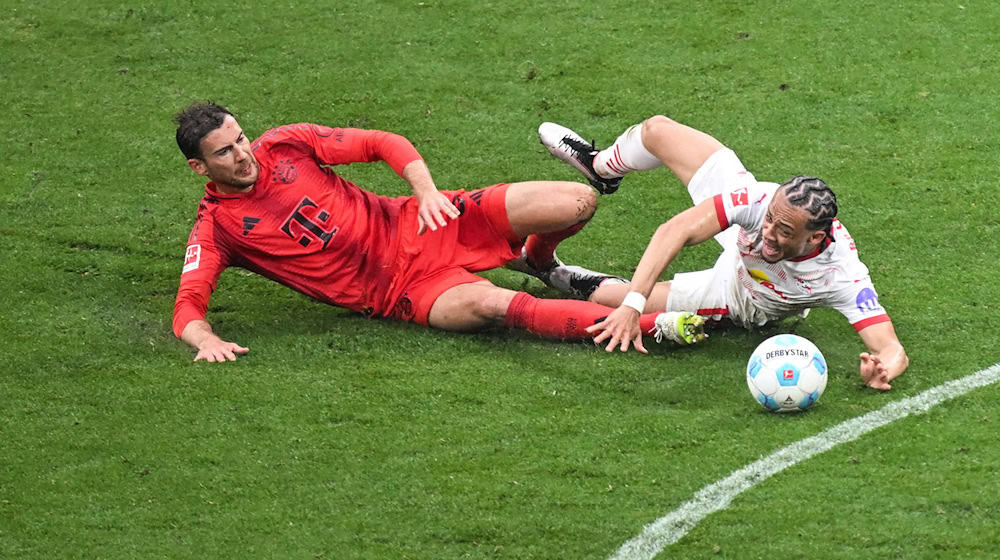 Leon Goretzka (l) und Leipzigs Xavi Simons kämpfen um den Ball. / Foto: Hendrik Schmidt/dpa
