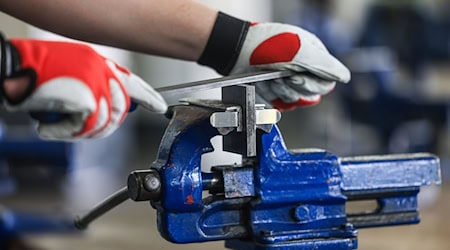 Bayerns Industriebetriebe sind wegen des Fachkräftemangels besonders auf ihre Azubis angewiesen. (Symbolbild) / Foto: Oliver Berg/dpa