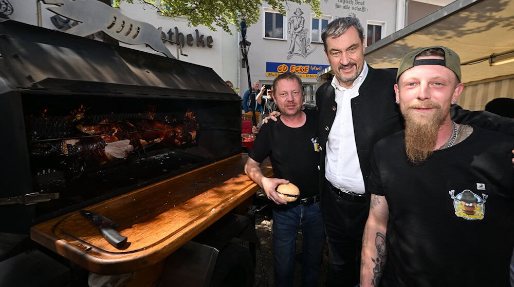 Ministerpräsident Söder am Schweinegrill.  / Foto: Felix Hörhager/dpa