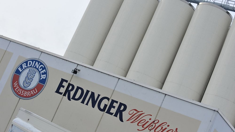 Weißbier aus Erding wird auch im Ausland gerne getrunken. Nun hat sich die Brauerei mit einem Video Ärger eingehandelt. (Archivbild) / Foto: picture alliance / dpa