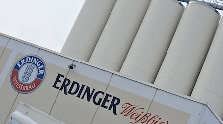 Weißbier aus Erding wird auch im Ausland gerne getrunken. Nun hat sich die Brauerei mit einem Video Ärger eingehandelt. (Archivbild) / Foto: picture alliance / dpa